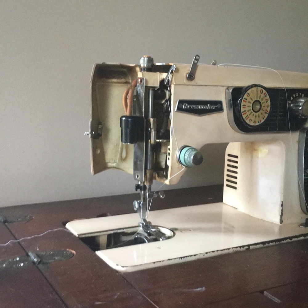 Sewing machine - Picture 4 of 6